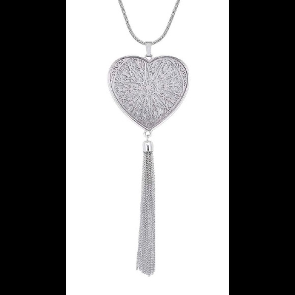 HEART ❤️ TASSEL PENDANT NECKLACE
Slvr Tone NWT❤️🎁